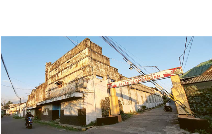 TINGGAL KENANGAN: Fasad depan Irama Theater di Jalan Bintoro, Kecamatan Dampit yang mulai pudar