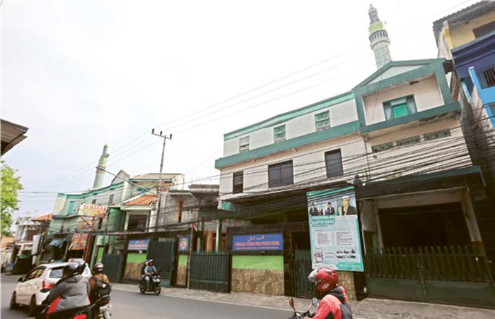 LEMBAGA KEAGAMAAN: Beberapa kendaraan melintas di depan ponpes kawasan Jalan Sumbersari kemarin (9/10). Pesantren se-Kota Malang terhalang menerima hibah sebelum ada perwali sebagai tindak lanjut perd