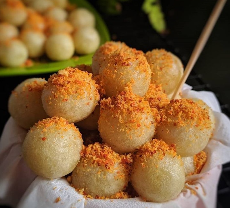 KENYAL: Cimol dengan taburan bumbu yang gurih