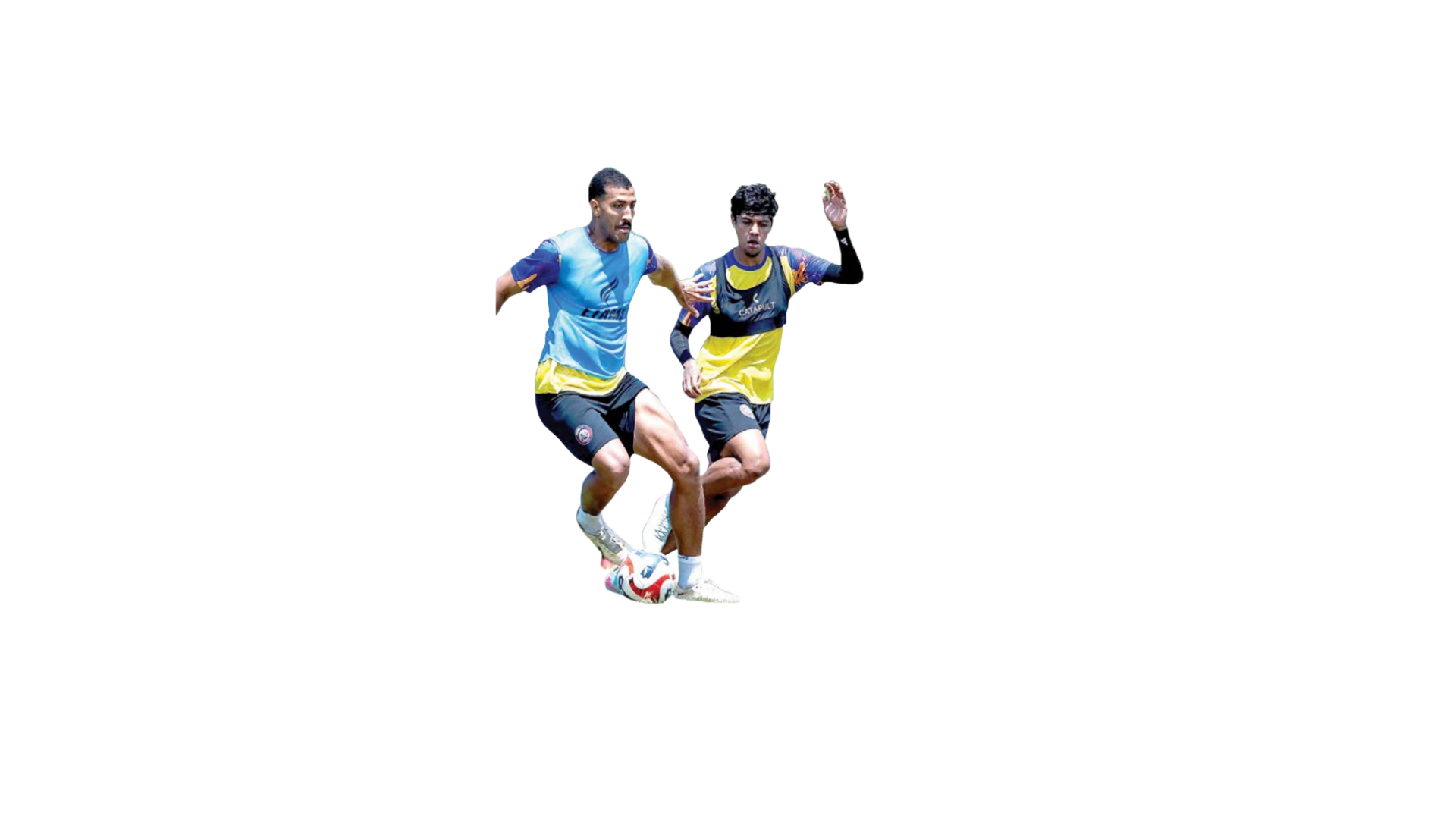 HARUS KERJA KERAS: Center back Arema FC Yann Motta (kanan) melindungi bola dalam sesi internal game di ARG Soccer Field Lawang, kemarin.