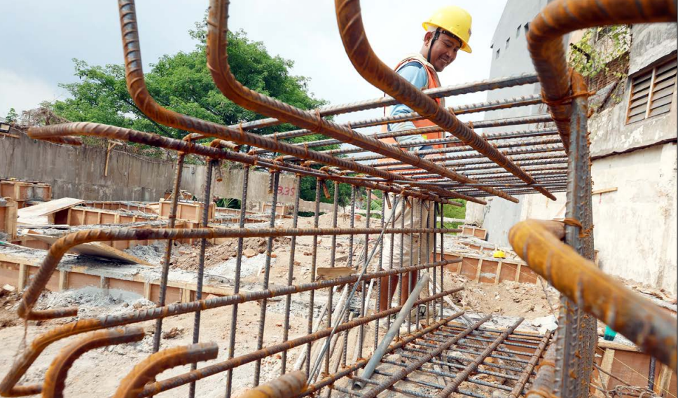 INFRASTRUKTUR: Para pekerja fokus menggarap fondasi gedung parkir di kawasan Kajoetangan heritage on the track kemarin (10/10). Gedung dirancang mampu menampung 70 mobil dan 260 motor.