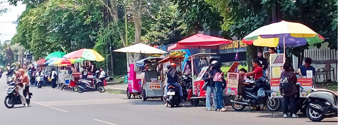 TERANCAM TIPIRING: Deretan PKL mangkal di Jalan Surabaya, Kecamatan Klojen kemarin (10/10). Mereka diimbau tidak berjualan di kawasan tersebut.