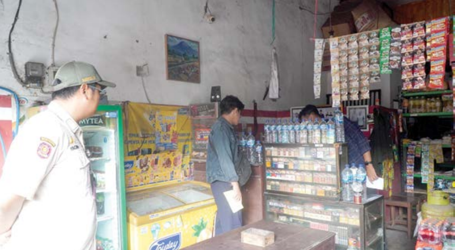 SIDAK: Personel Satpol PP Kota Malang bersama staf Bea Cukai Malang melakukan inspeksi mencari rokok ilegal di salah satu toko pada Kamis lalu (9/10).