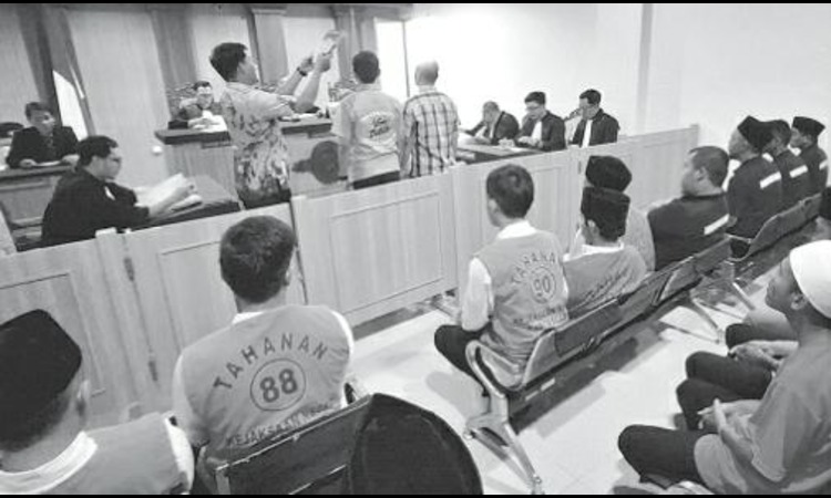 MINTA KETERANGAN ANGGOTA: Sidang pemeriksaan saksi kasus penganiayaan terhadap tersangka kasus asusila digelar di Pengadilan Negeri (PN) Kepanjen, Kamis lal
