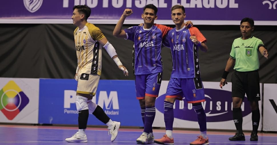 BANGKIT: Andres Dwi Persada dan Andres Josue Teran (dua dari kanan) merayakan gol ke gawang Raybit FC dalam laga PFL peka ke-2 di GOR Ken Arok.