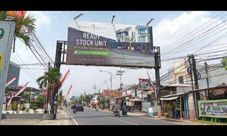 TRENNYA BAGUS: Reklame di Desa Mangliawan, Kecamatan Pakis rutin menyumbang pendapatan daerah ke Kabupaten Malang.