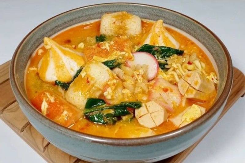 LEZAT: Seblak Pedas dengan beragam topping yang cocok dimakan saat dingin