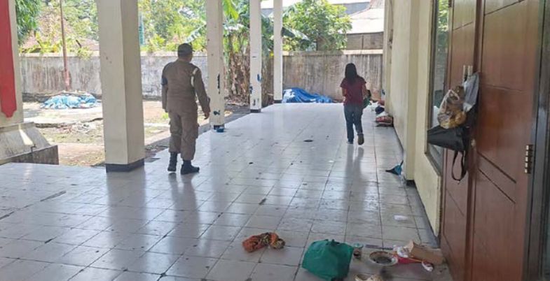 TERBENGKALAI: Gedung Serbaguna Sasana Bhakti Praja Korpri di Kelurahan Cepokomulyo, Kepanjen tampak tak terawat saat didatangi Satpol PP Kabupaten Malang, 6 Oktober lalu