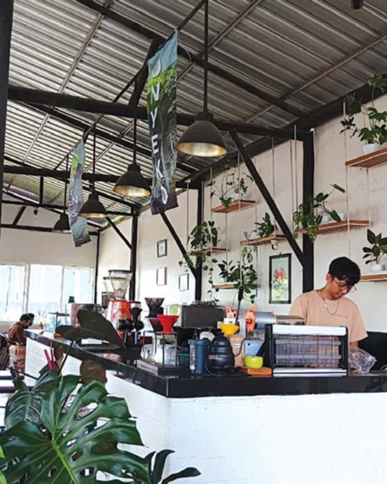 DILENGKAPI APLIKASI: Salah satu kafe di Desa Mulyoagung, Dau menjadi salah satu penyumbang pajak restoran ke Pemkab Malang.