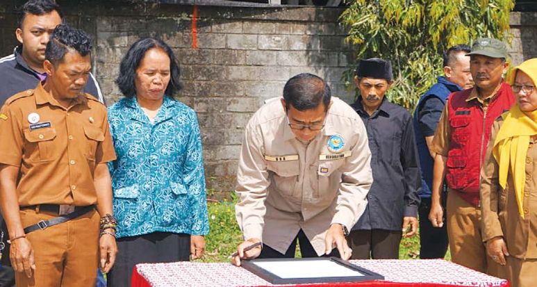 PENCEGAHAN: Kepala BNN Kabupaten Malang Letkol Laut (PM) Hendratmo Budi Wibowo hendak meneken komitmen Desa Sumberdem, Wonosari dalam program Desa Bersinar, 6 Oktober lalu.