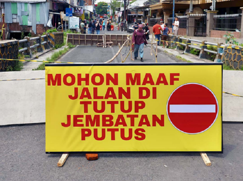 AKSES TERPUTUS: Jalan Simpang Sulfat Utara ditutup selama dua bulan ke depan. Penutupan berlangsung sejak kemarin (11/10) setelah Wali Kota Malang Wahyu Hidayat meninjau lokasi