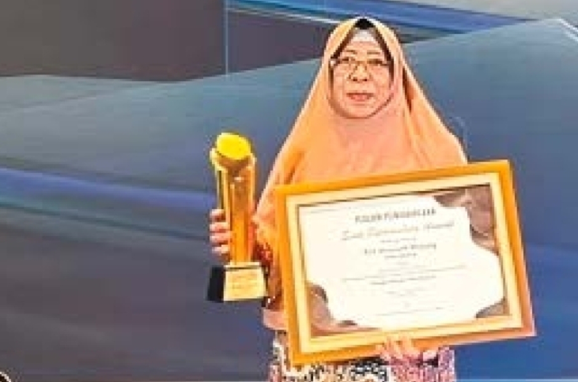 PELAYANAN MAKSIMAL: Direktur RSI Aisyiyah dr Rini Krisnawati MKes FISQua menerima piala dan piagam penghargaan di Jakarta 9 Oktober lalu.