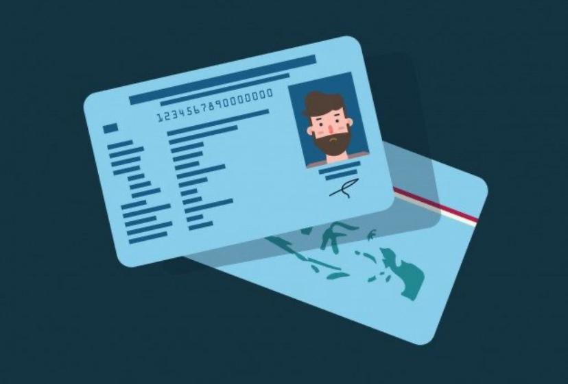 PENUHI KEBUTUHAN: Petugas Dispendukcapil Kabupaten Malang memeriksa blangko e-KTP hasil hibah dari pemerintah pusat. Sebanyak 100 ribu blangko diterima untuk mempercepat pelayanan administrasi kependu