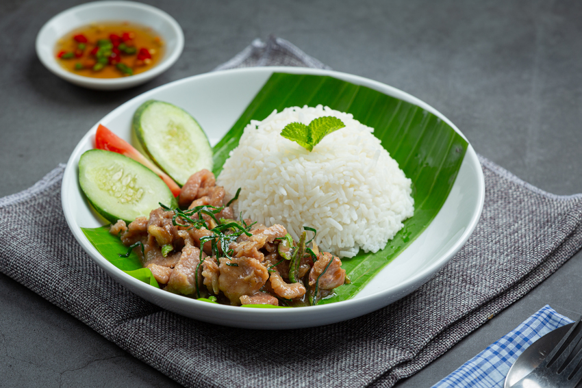KULINER PEDAS: Perpaduan antara daging bebek yang gurih dan bumbu rica pedas khas Manado menciptakan cita rasa yang kuat dan menggugah selera