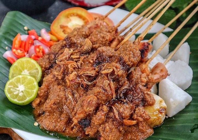 LEZAT: Sate dengan bumbu kacang, lengkap dengan lontong