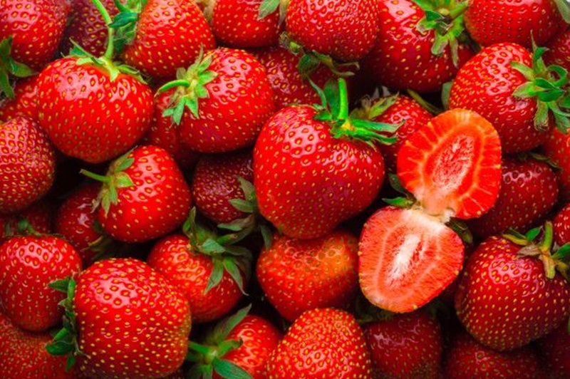 Tumpukan Stroberi Merah yang Menggiurkan