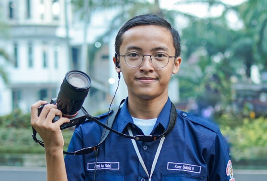 Artikel ini ditulis oleh Azmi An Nabil, Siswa Kelas XII-6 SMAN 8 Malang