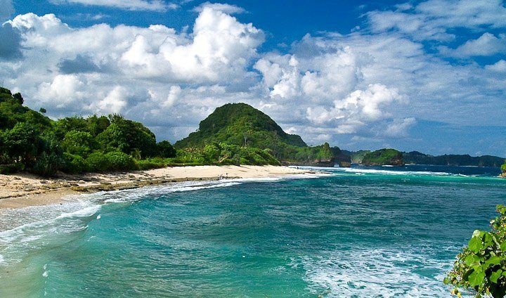 NUANSA MENENANGKAN: Camping di Pantai Goa Cina, pesona eksotis Malang Selatan dengan ombak dan tebing indah.