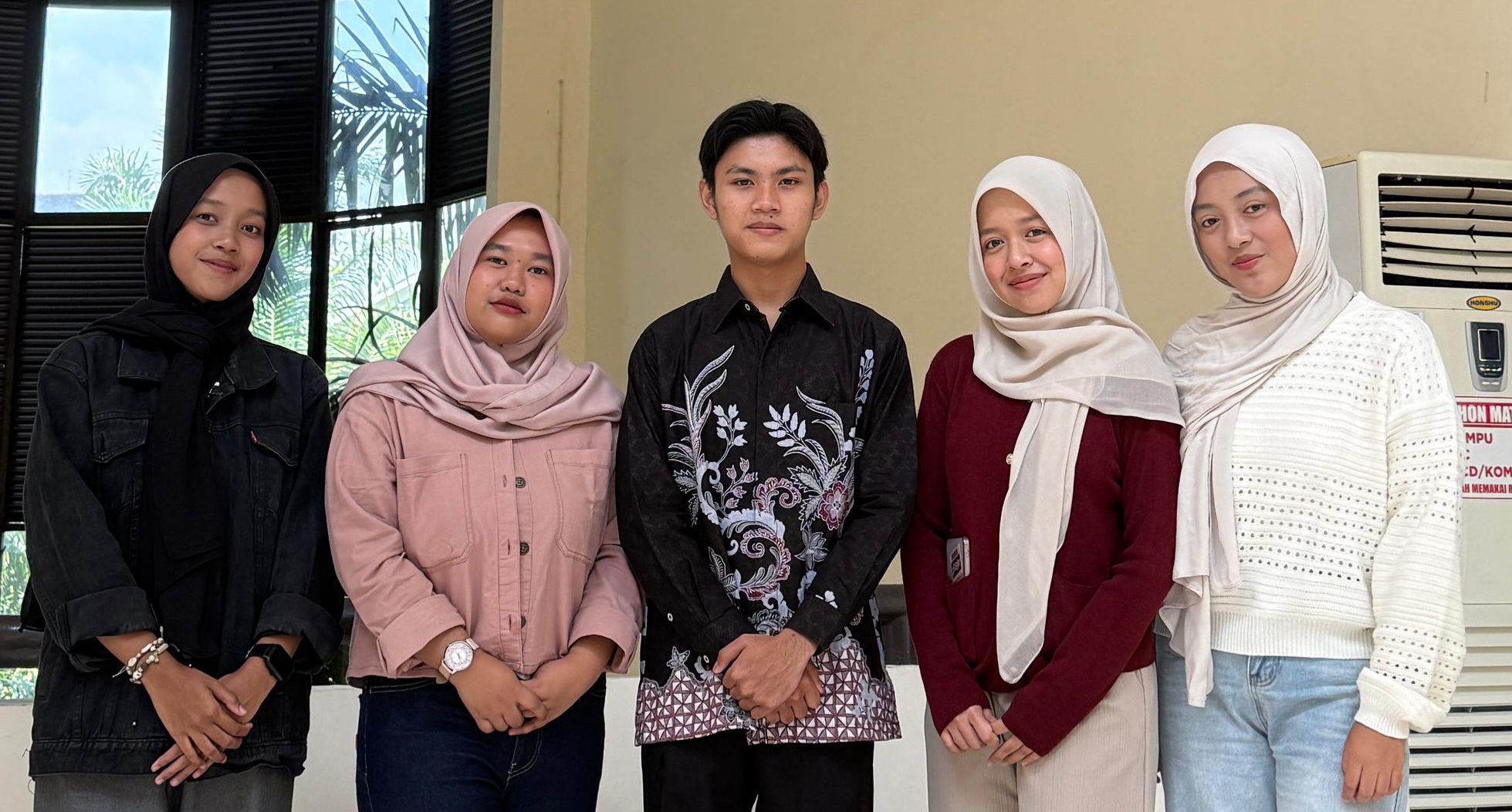 Ki-Ka:  Nilna Sahila Ahsana Nadia, Salsabila Zahra Al Aliyyah, Muhammad Daffa Alfarizi, Callista Kalyana, dan Desvita Widya Putri dari Fakultas Hukum Universitas Brawijaya.