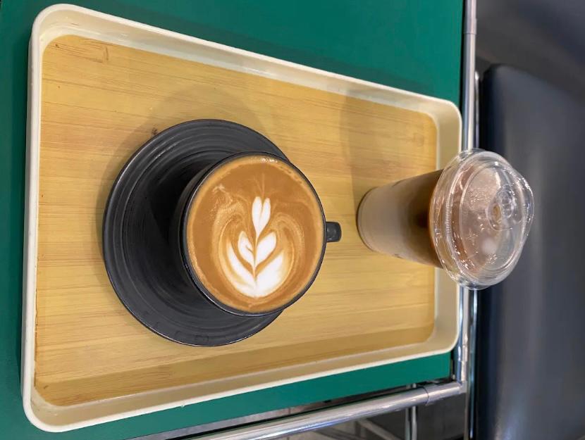 LATTE ART MENARIK: Seorang barista menuangkan susu panas membentuk latte art di atas secangkir kopi. Salah satu kafe di Malang ini dikenal dengan sajian artistik yang jadi incaran pencinta foto kopi.