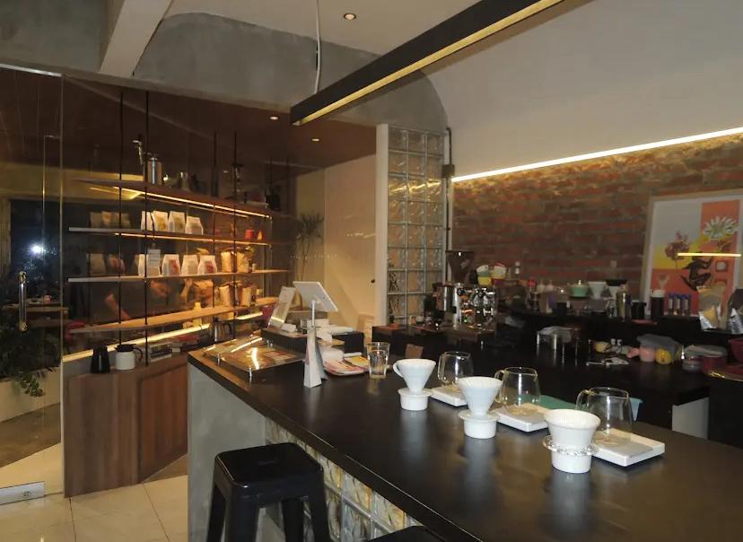SEDUHAN MANUAL: Barista tengah menuang air ke alat V60 di salah satu slowbar coffee di Malang. Aroma kopi khas hasil seduhan manual menjadi daya tarik utama bagi pengunjung.