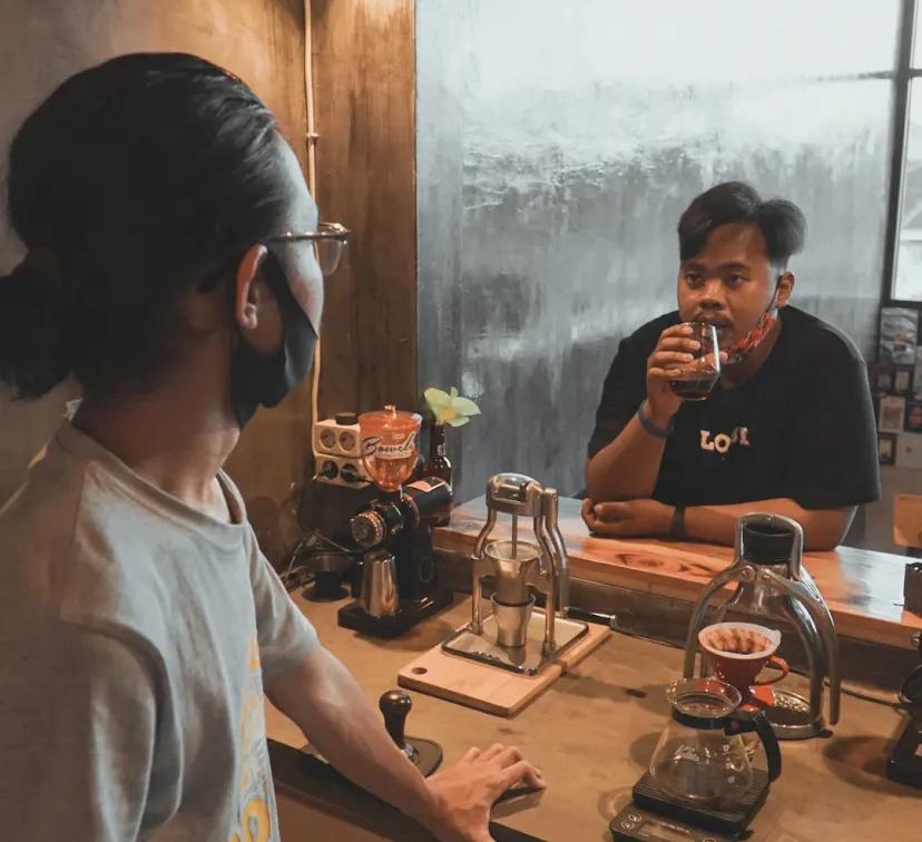 HARGA BERSAHABAT: Pengunjung menikmati kopi di salah satu kafe dengan harga mulai Rp 20 ribuan. Suasana tenang dan fasilitas WiFi membuat tempat ini cocok untuk WFC (Work From Caf&eacute;).