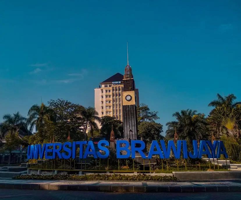 MOMEN BERKESAN: Mahasiswa berfoto di depan gedung Rektorat Universitas Brawijaya usai wisuda. Area kampus ini menjadi spot favorit untuk mengabadikan momen kelulusan.