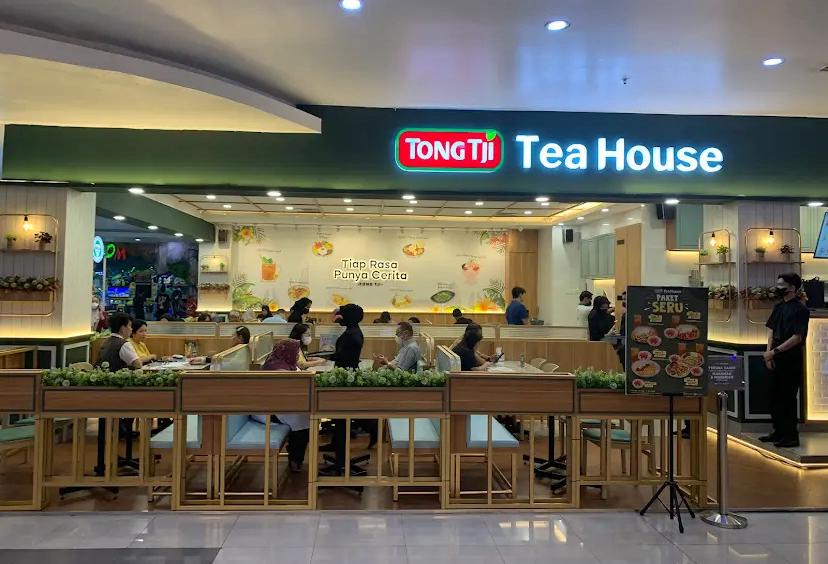 HANGATKAN SUASANA: Teh diseduh dan disajikan dalam teko kaca di salah satu kedai teh di Malang. Suasananya yang tenang membuat tempat ini cocok untuk bersantai sore.