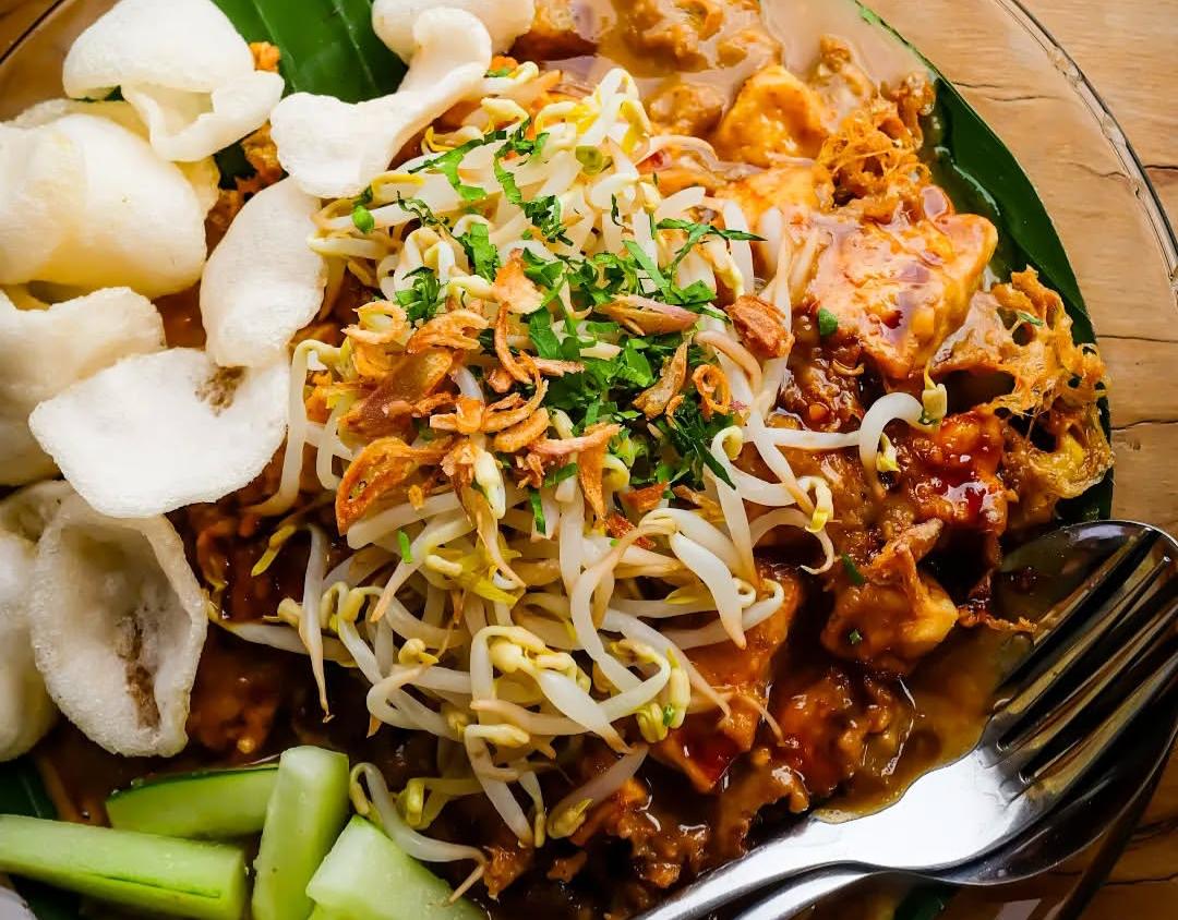 LEZAT: Satu porsi tahu telor yang menggugah selera.