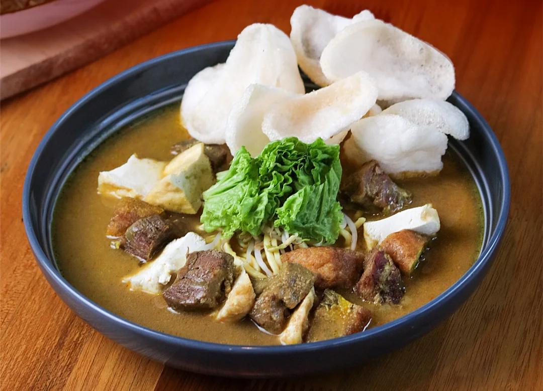 MENGGUGAH SELERA: Tahu campur, kuliner hangat yang cocok dikonsumsi di tengah udara sejuk Malang.