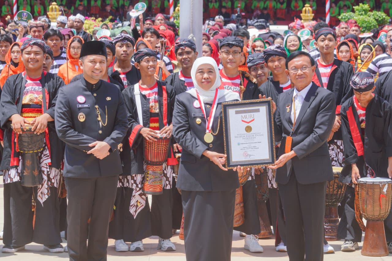 ISTIMEWA: Gubernur Jatim Khofifah Indar Parawansa (tengah) bersama Wagub Emil Elestianto Dardak (kiri) menerima dua penghargaan dari MURI, pada Minggu (12/10).