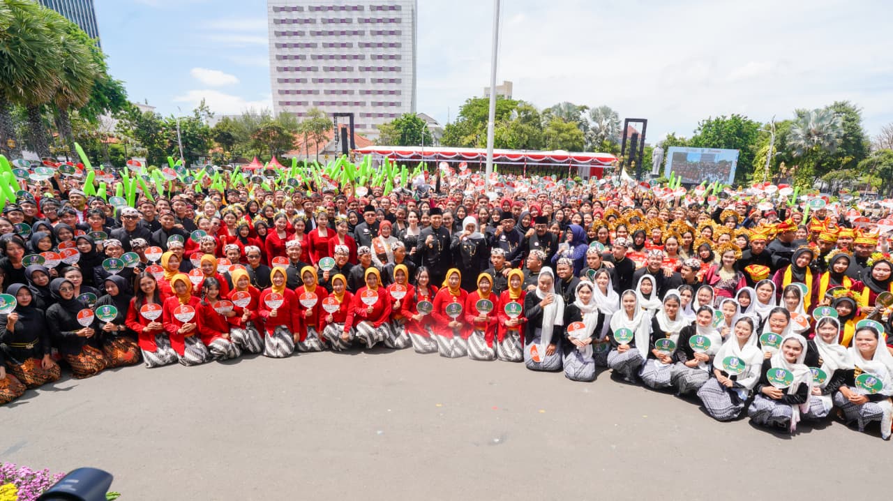 TERBAIK: Kemeriahan perayaan HUT Ke -80 Provinsi Jawa Timur di Gedung Negara Grahadi bersama 1.300 siswa SMA/SMK se-Jatim.