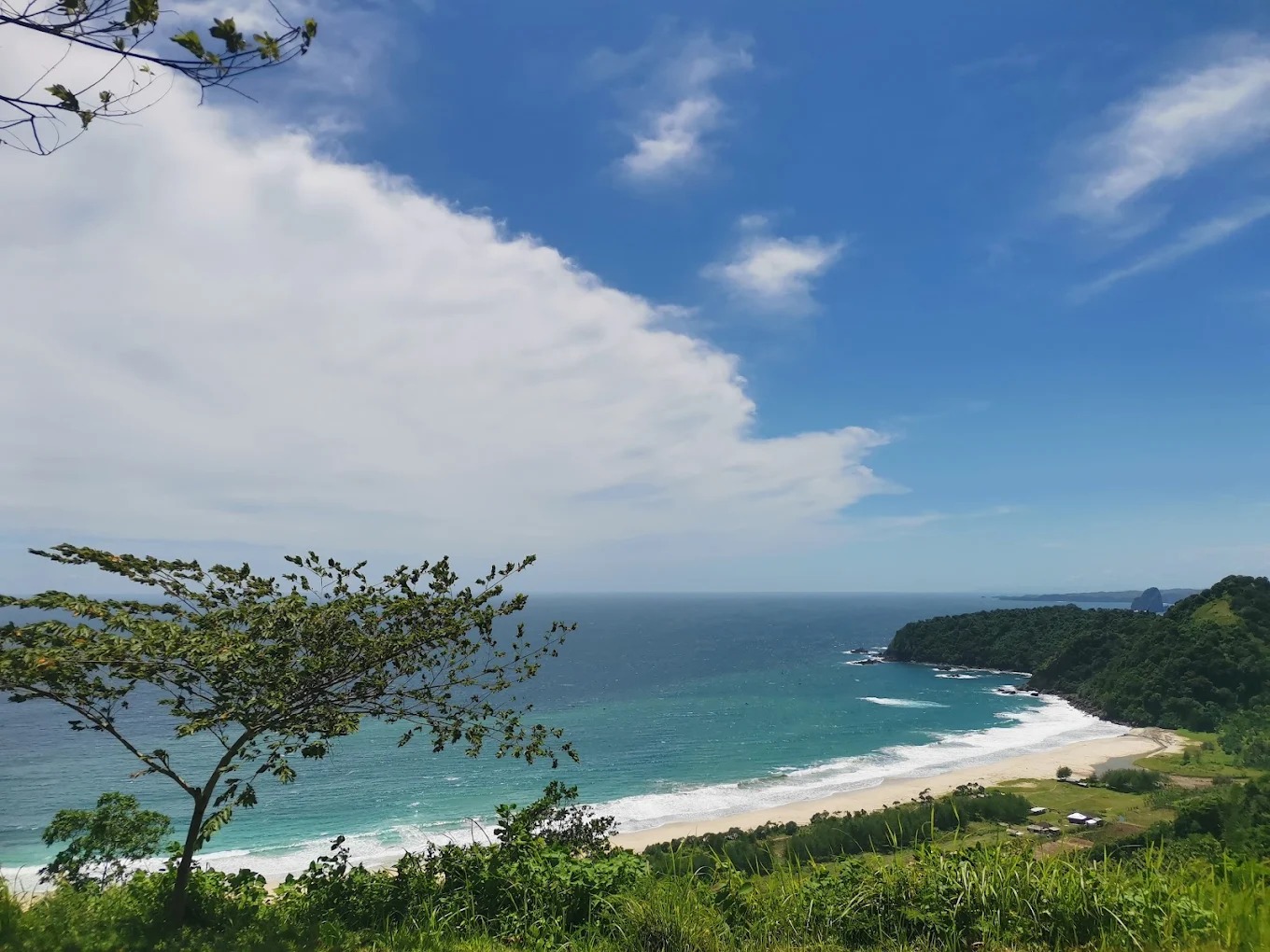 INDAH: Pantai Modangan yang dikenal karena pemandangannya yang begitu dramatis, kombinasi antara laut biru, bukit hijau yang menjulang, dan pasir putih yang lembut.