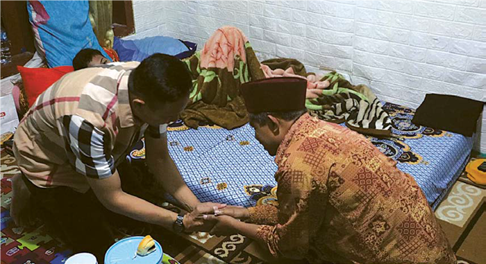 TERUS MEMANTAU: Wali Kota Malang Wahyu Hidayat (kiri) mengunjungi salah satu santri asal Kota Malang yang menjadi korban ambruknya musala Ponpes Al-Khoziny pekan lalu.