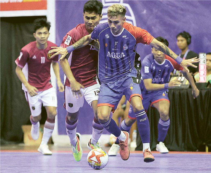 TAMPIL FRESH: Andres Josue Teran (depan) berhasil lepas dari penjagaan pemain Raybit FC dalam laga PFL seri Malang, Sabtu lalu (11/10).