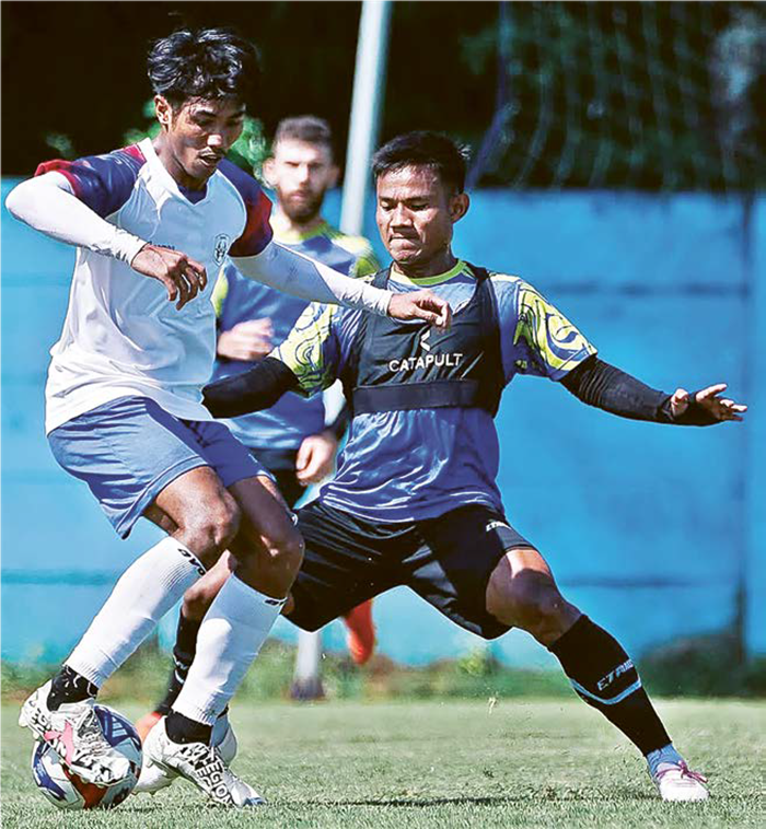 PERFORMA BAGUS: Full Back Kanan Arema FC Bayu Setiawan (kanan) mengawal ketat pemain RANS Nusantara dalam laga uji coba di ARG Soccer Field, Lawang, Sabtu lalu (11/10).