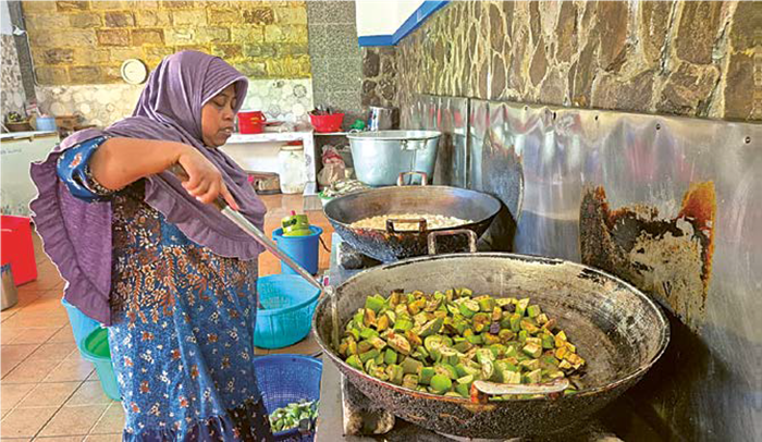 PUNYA DAPUR SENDIRI: Juru masak di dapur Ponpes Daarul Ukhuwwah sedang mengolah terong sebelum dihidangkan untuk para santri dan ustad.