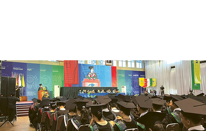 LULUS: 287 mahasiswa Universitas Ma Chung terdiri dari jenjang sarjana dan magister mengikuti prosesi wisuda, Sabtu lalu (11/10).