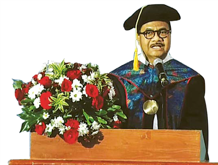 CETAK MAHASISWA KOMPETEN: Rektor Universitas Ma Chung Prof Dr Stefanus Yufra Menahen Taneo MSc memberikan sambutan dalam prosesi wisuda ke-15 di Balai Pertiwi Universitas Ma Chung, Sabtu lalu (11/10).