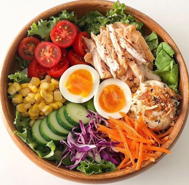 Salad sayur sehat dengan berbagai macam sayur, telur, dan daging ayam