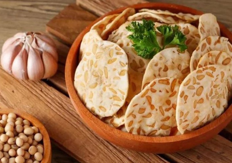 RENYAH: Keripik tempe gurih