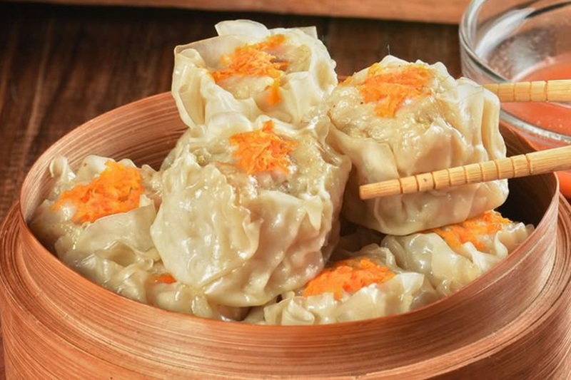 LEZAT: Dimsum isian daging dengan saus cocolan