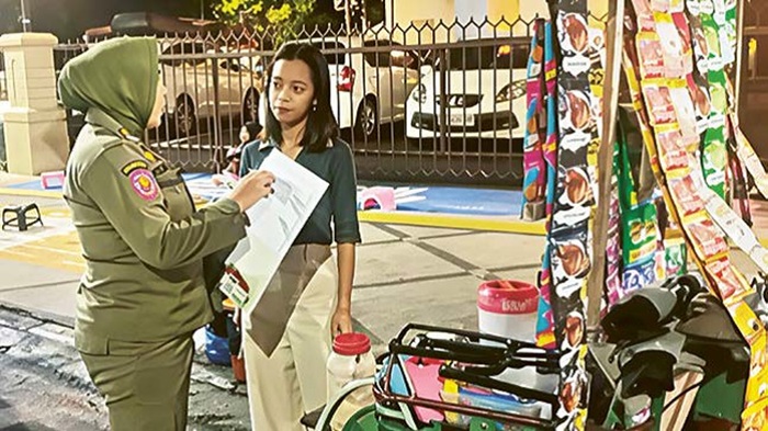 TEGURAN PERTAMA: Satpol PP Kota Malang mendata pedagang kaki lima (PKL) liar yang membuka lapak di trotoar Koridor Kajoetangan.