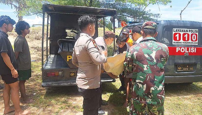 SISAKAN SATU KORBAN: Korban bernama Rafi Naoufal, 26, warga Kelurahan Simolawang, Kecamatan Simokerto, Kota Surabaya dievakuasi petugas di Pantai Gurah, Desa Tugurejo, Kecamatan Wates, Kabupaten Blita