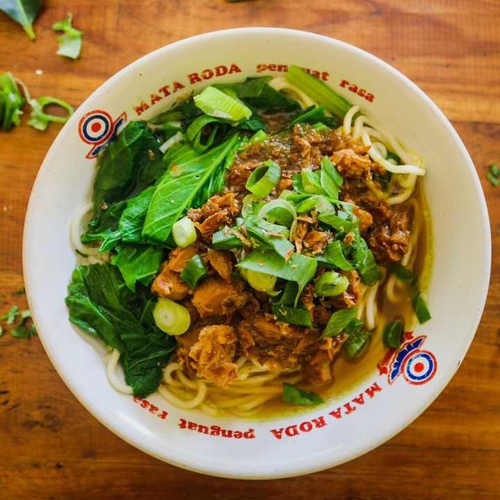 LEZAT: Mi ayam kenyal dengan potongan ayam dan sayur yang menggugah selera