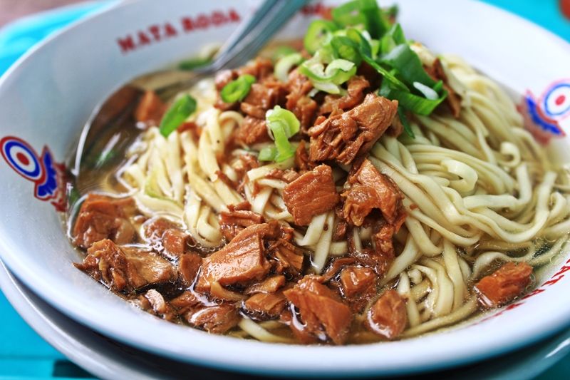 LEZAT: Mi Ayam kenyal dengan potongan ayam
