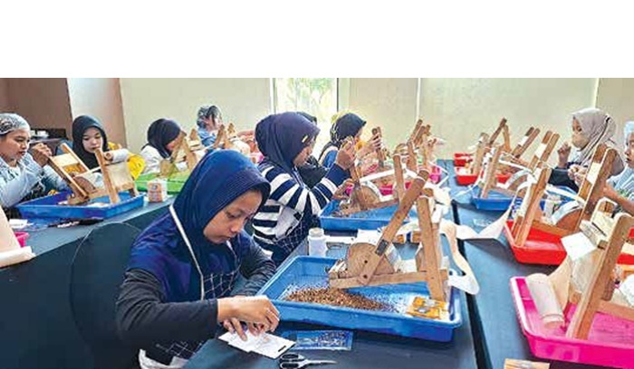 DIIKUTI 100 PESERTA: Dinas Perindustrian dan Perdagangan (Disperindag) Kabupaten Malang menggelar pelatihan melinting rokok di El Hotel, Desa Ngijo, Karangploso, kemarin.