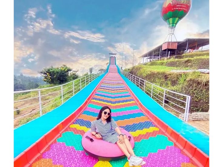 SERU: Rainbow Slide di Malang Dreamland jadi wahana favorit pengunjung semua usia.