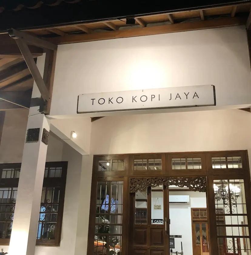 SENJA HANGAT: Warga menikmati suasana sore di taman kota Malang. Pemandangan pepohonan rindang dan udara sejuk membuat kegiatan &ldquo;nyore&rdquo; terasa lebih menenangkan.