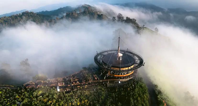 KOPI PEGUNUNGAN: Barista menyajikan kopi panas di salah satu kafe dengan latar pegunungan Bromo. Pemandangan kabut tipis dan udara dingin menjadi daya tarik utama bagi wisatawan yang ingin bersantai.